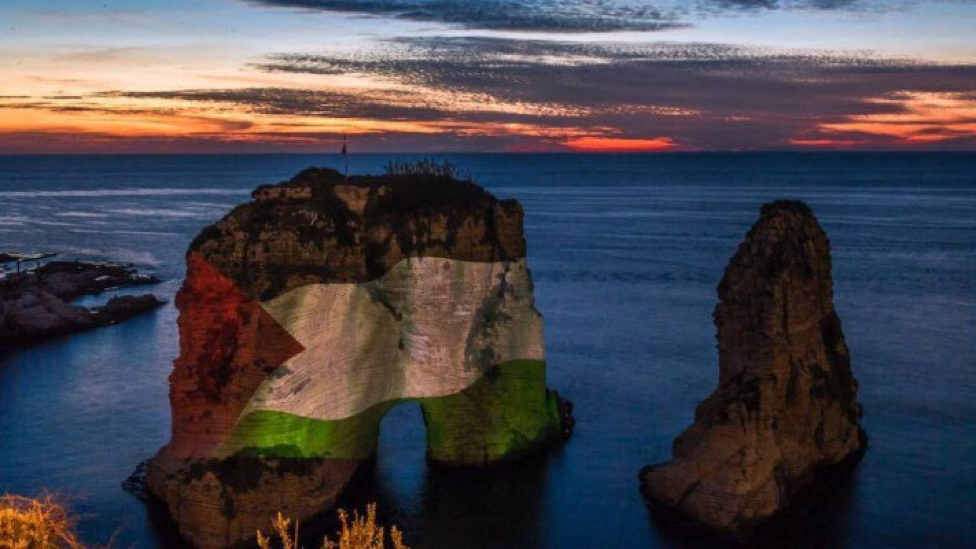 إعادة إضاءة صخرة الروشة بألوان علم فلسطين