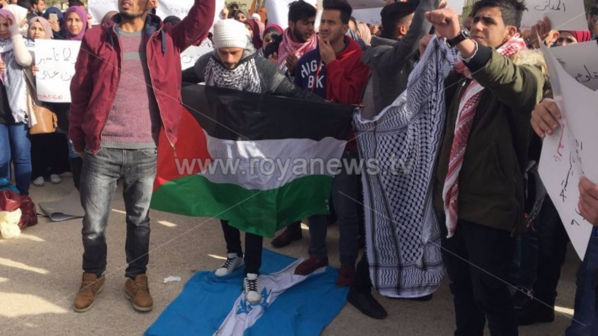 الدوس على علم الاحتلال بجامعة آل البيت 