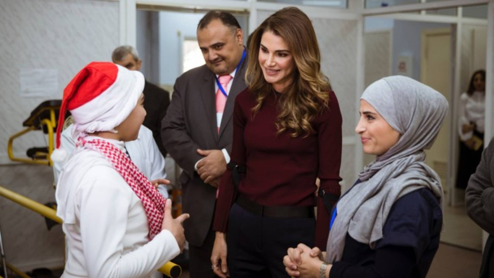  جلالة الملكة رانيا العبدالله خلال زيارتها مركز سيدة السلام للأشخاص ذوي الإعاقة