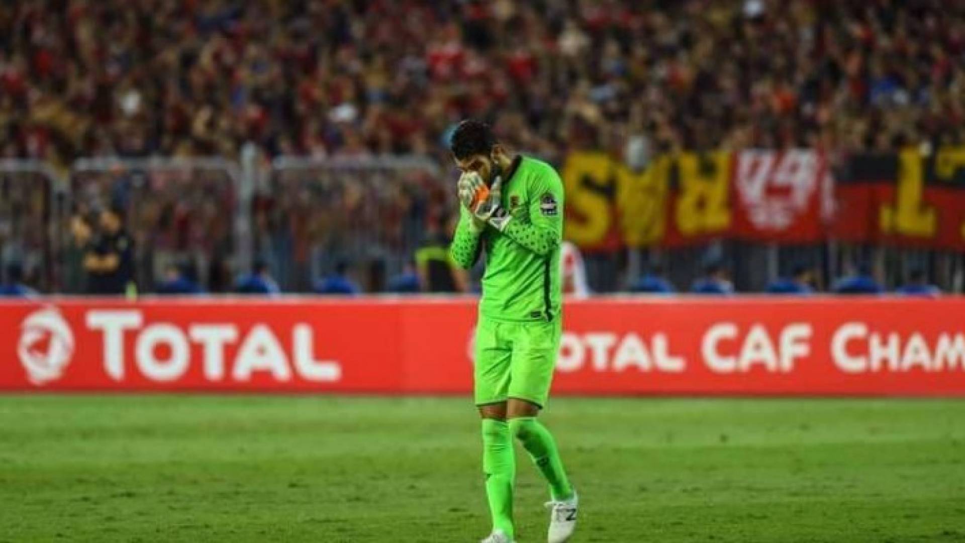 حارس مرمى نادي الأهلي المصري شريف إكرامي