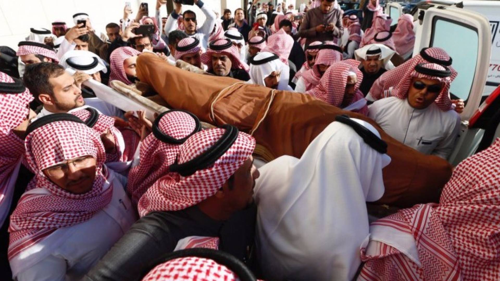 جثمان الفنان محمولا على الاكتاف