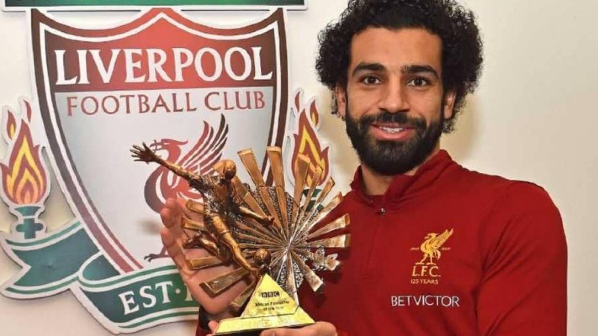 محمد صلاح يحمل الجائزة