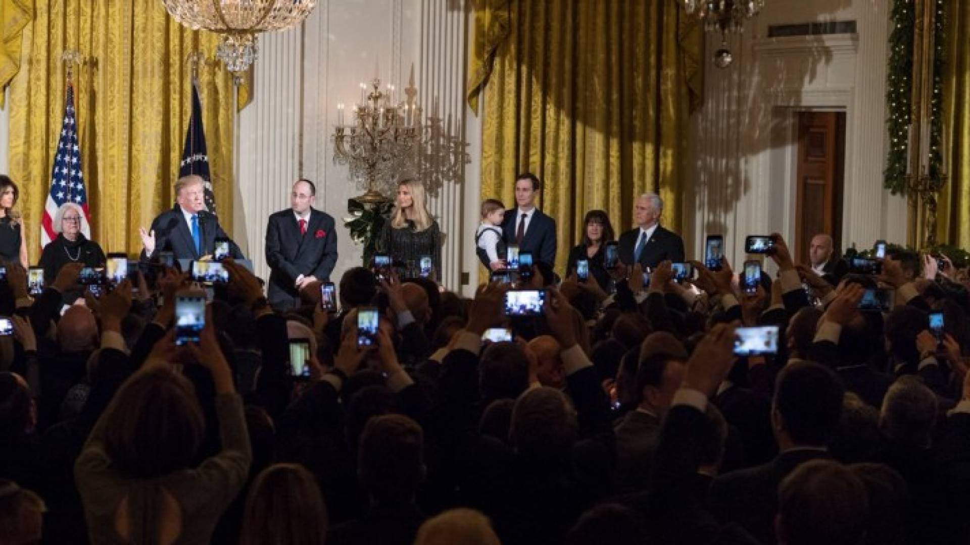 ترمب يحتفل بعيد حانوكا اليهودي