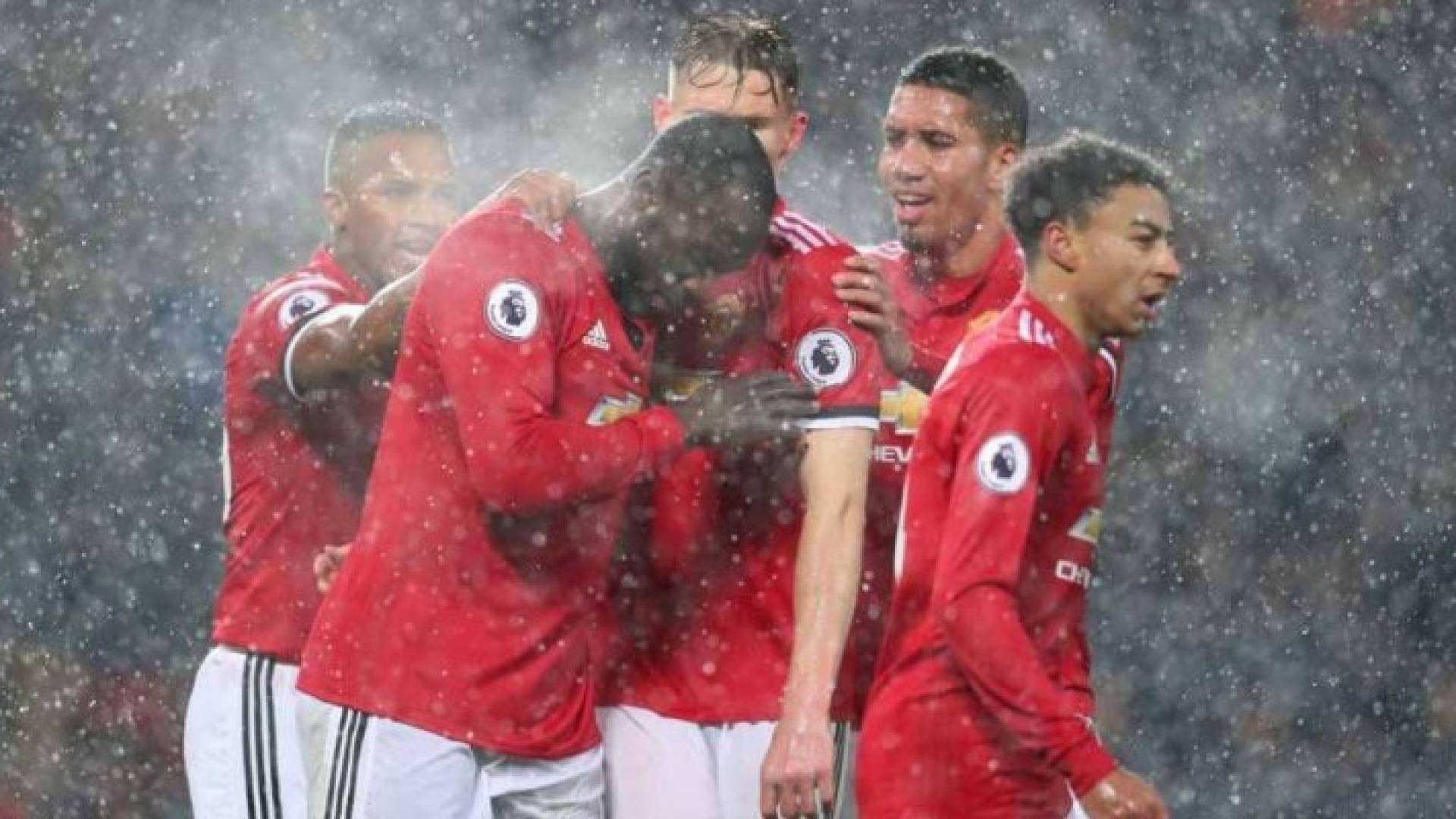 احتفاء بالفوز من لاعبي يونايتيد