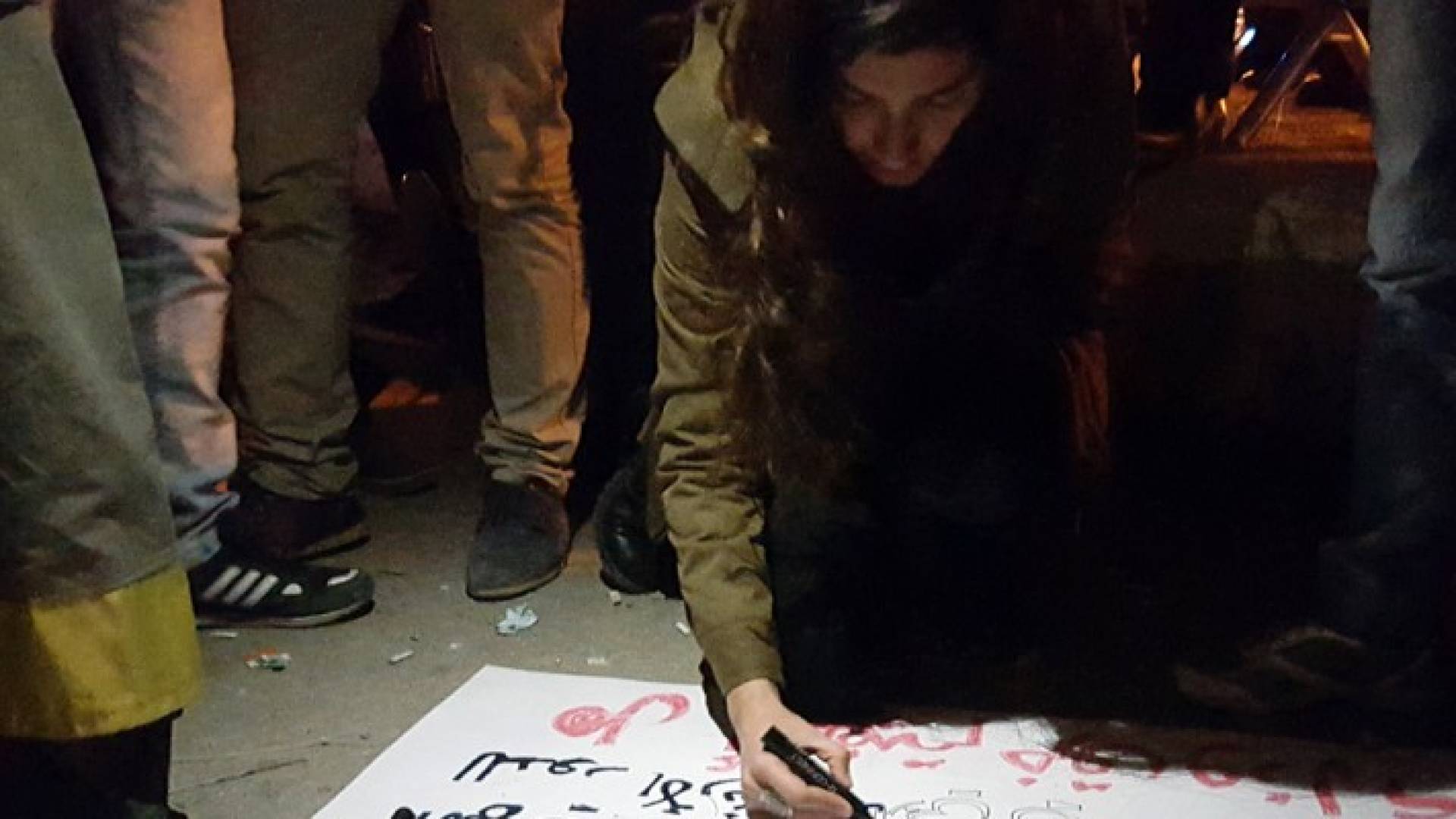 عشرينية تخط رسائلها على الملصقات دفاعا عن القدس