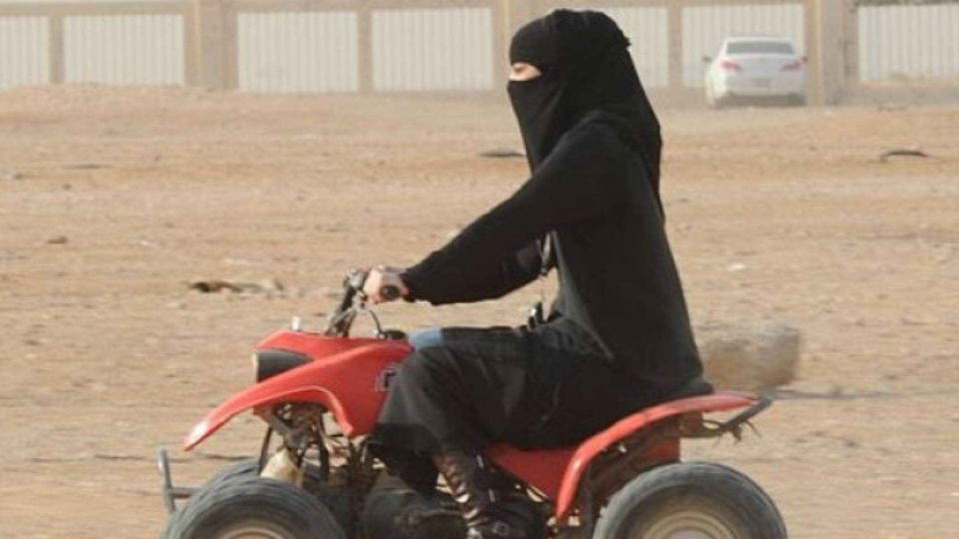 السماح للسعوديات بقيادة الدراجات النارية والشاحنات
