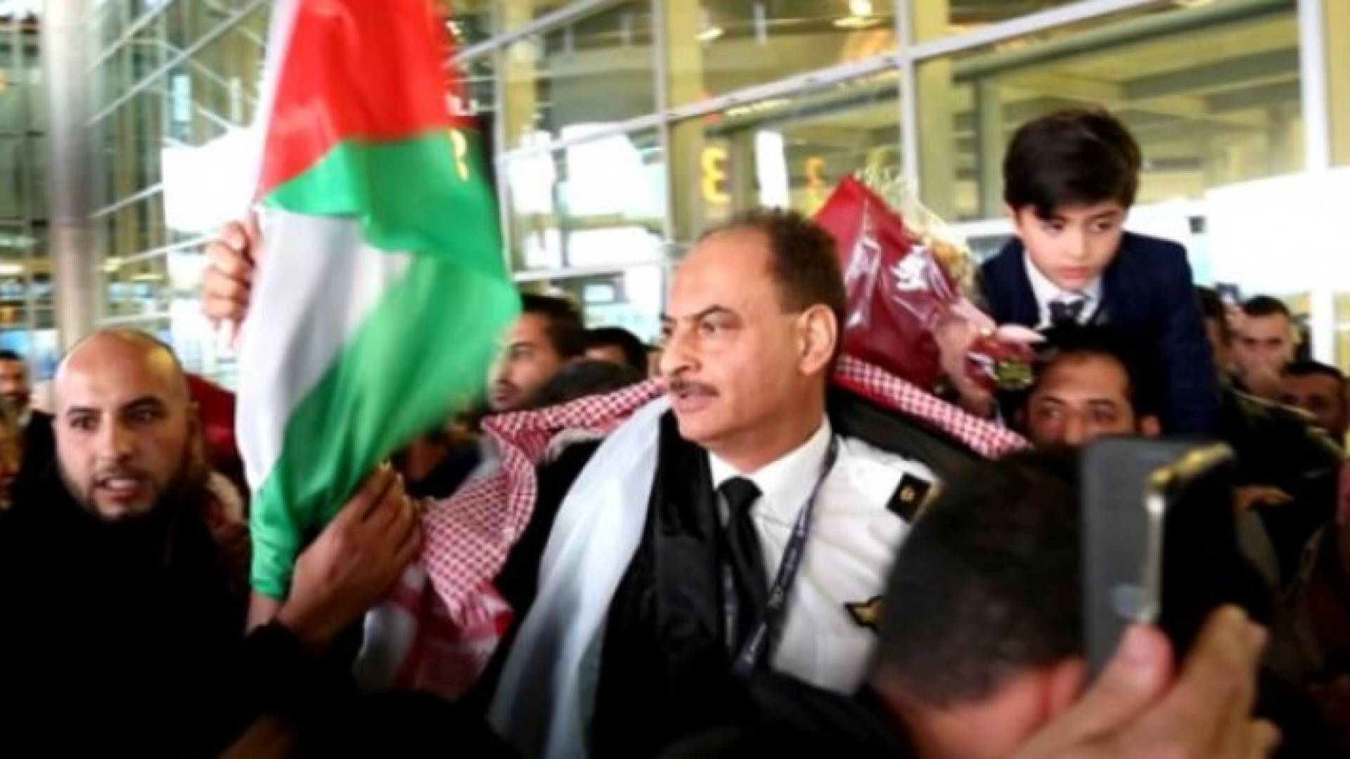استقبال حاشد للطيار الدعجة بعد وصوله إلى الأردن 