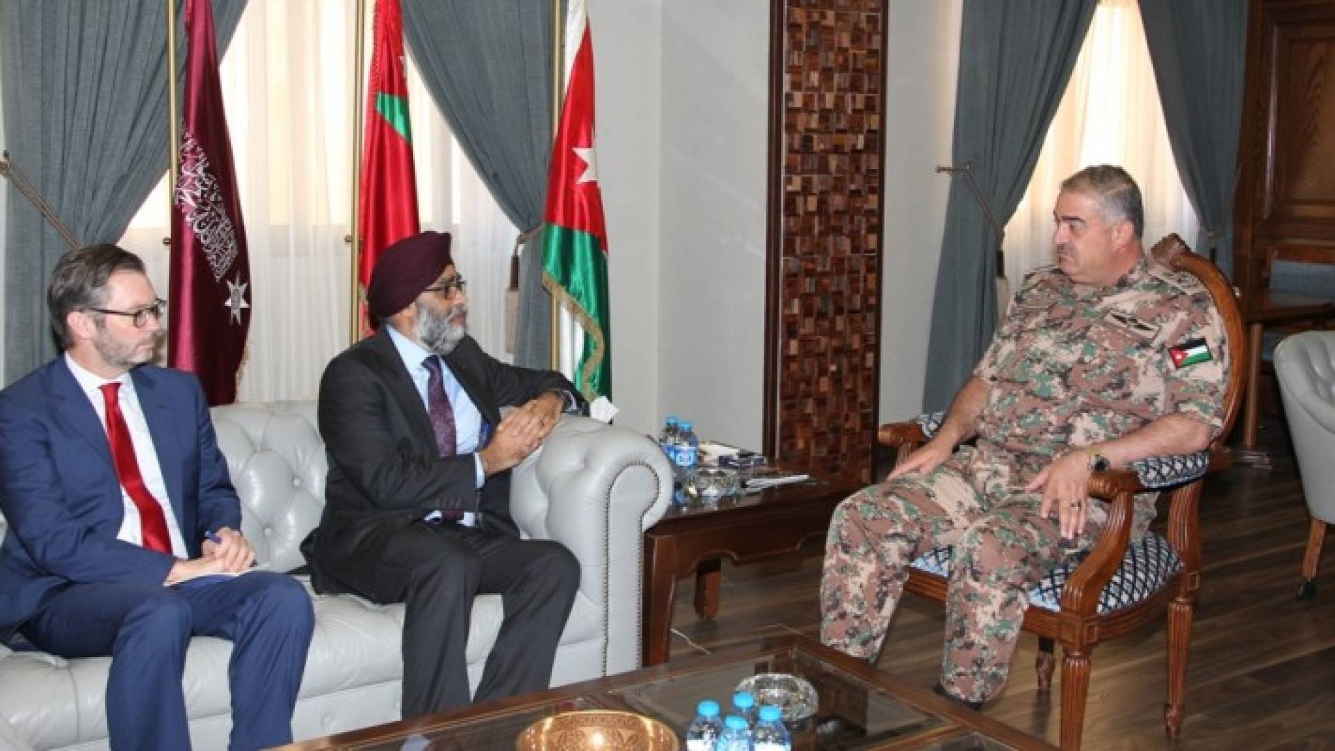 رئيس هيئة الأركان المشتركة محمود عبدالحليم فريحات مع وزير الدفاع الكندي