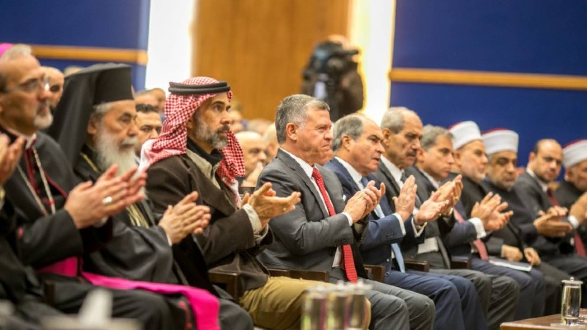 الملك يلتقي رجال دين وشخصيات وقيادات مسيحية من الأردن والقدس