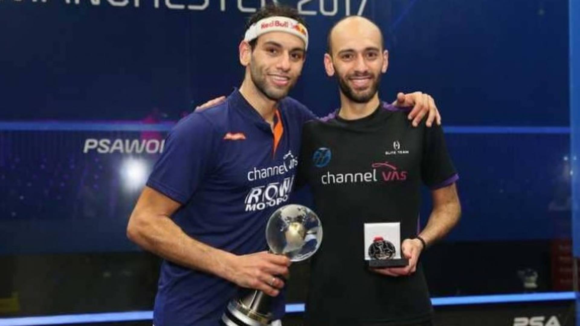 محمد الشوربجي (يسار) مع شقيقه مروان