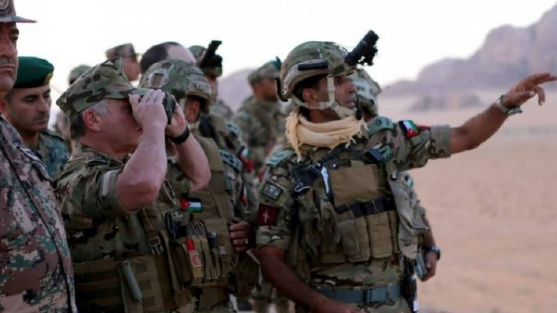 الملك يتابع تمرينا عسكريا 