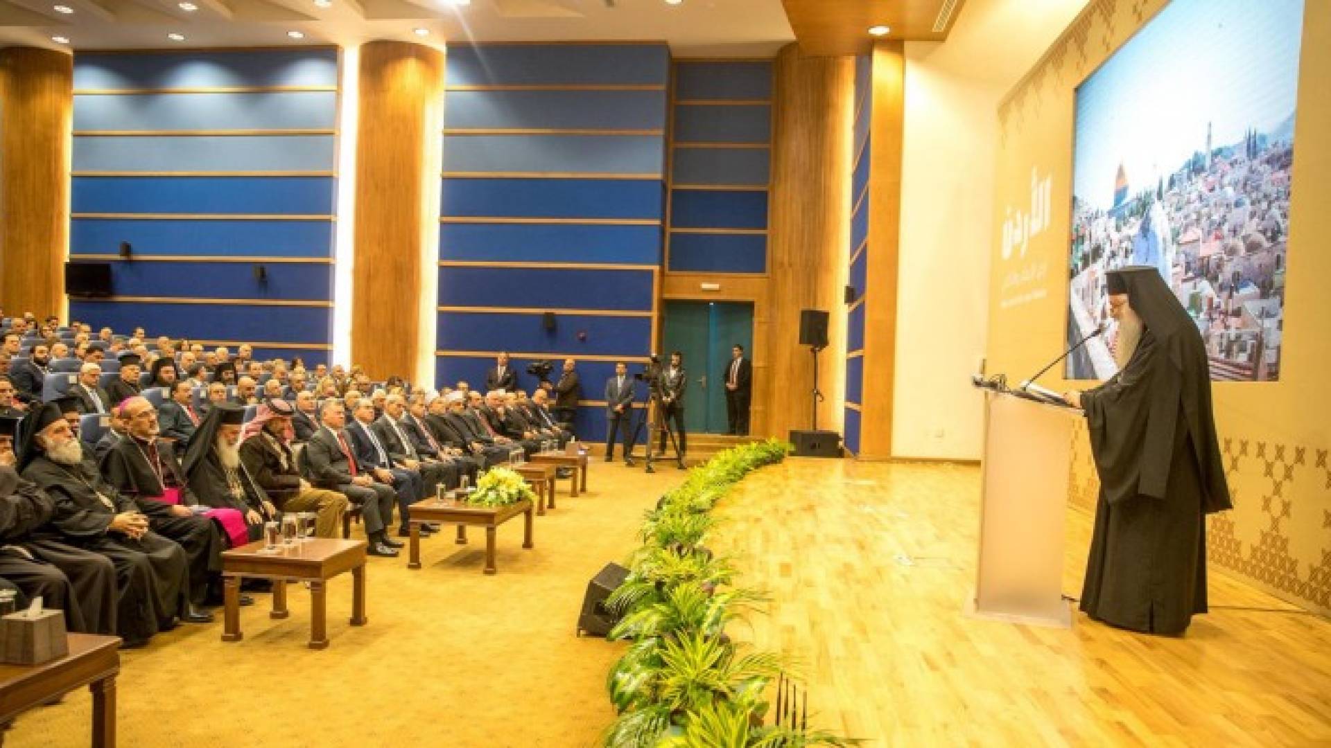 صورة خلال قاء الملك رجال دين وشخصيات وقيادات مسيحية في الأردن والقدس