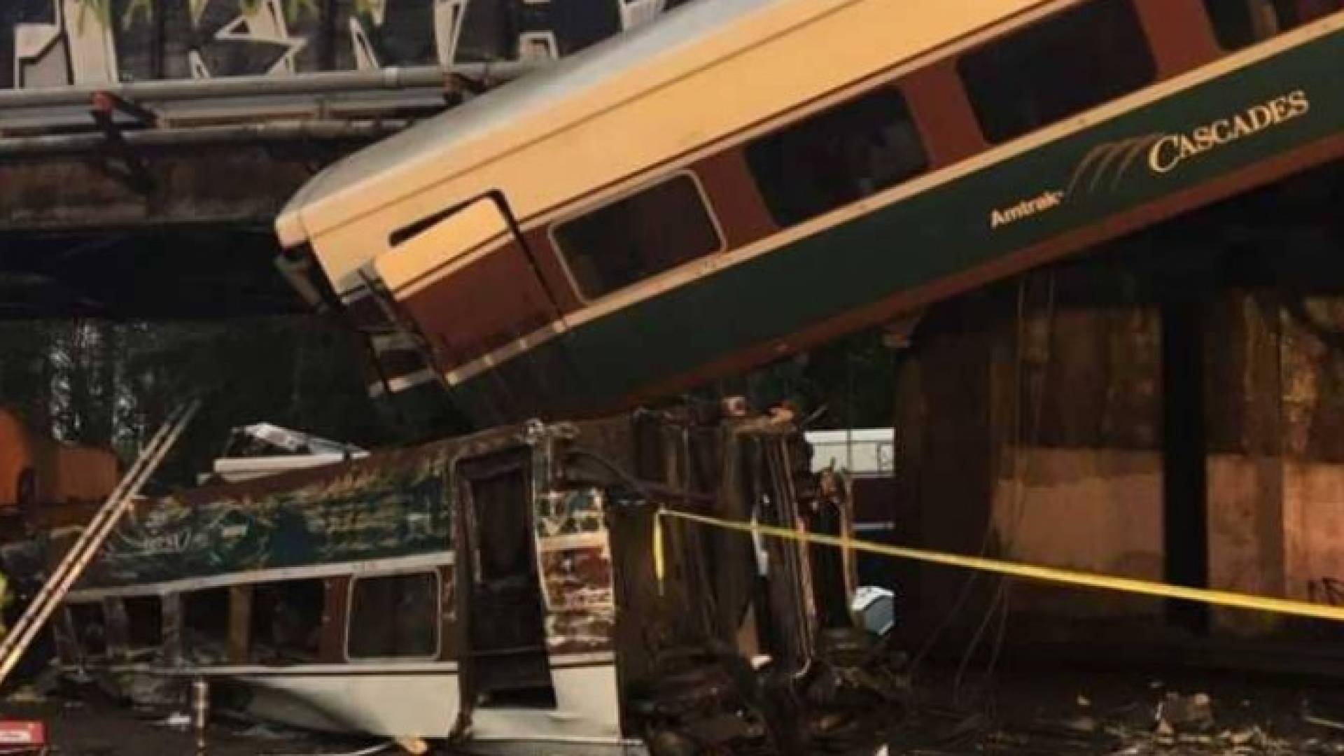  قتلى بسقوط قطار من فوق جسر بولاية واشنطن
