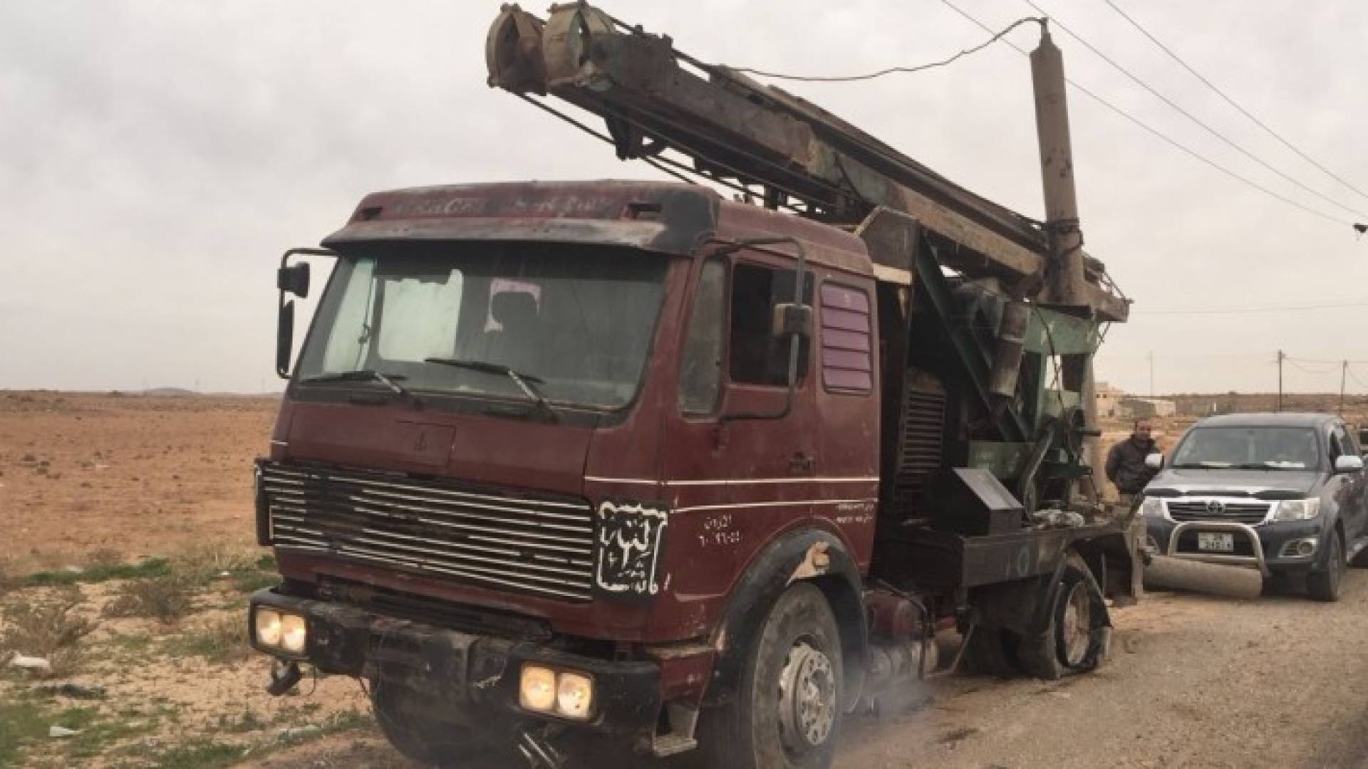 ضبط حفارة مرخصة اثناء حفر بئر مخالف في المفرق