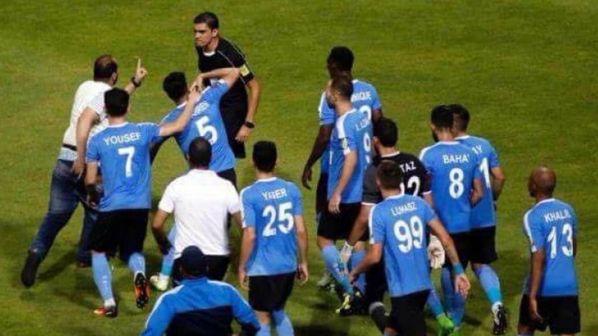 من احداث المباراة 