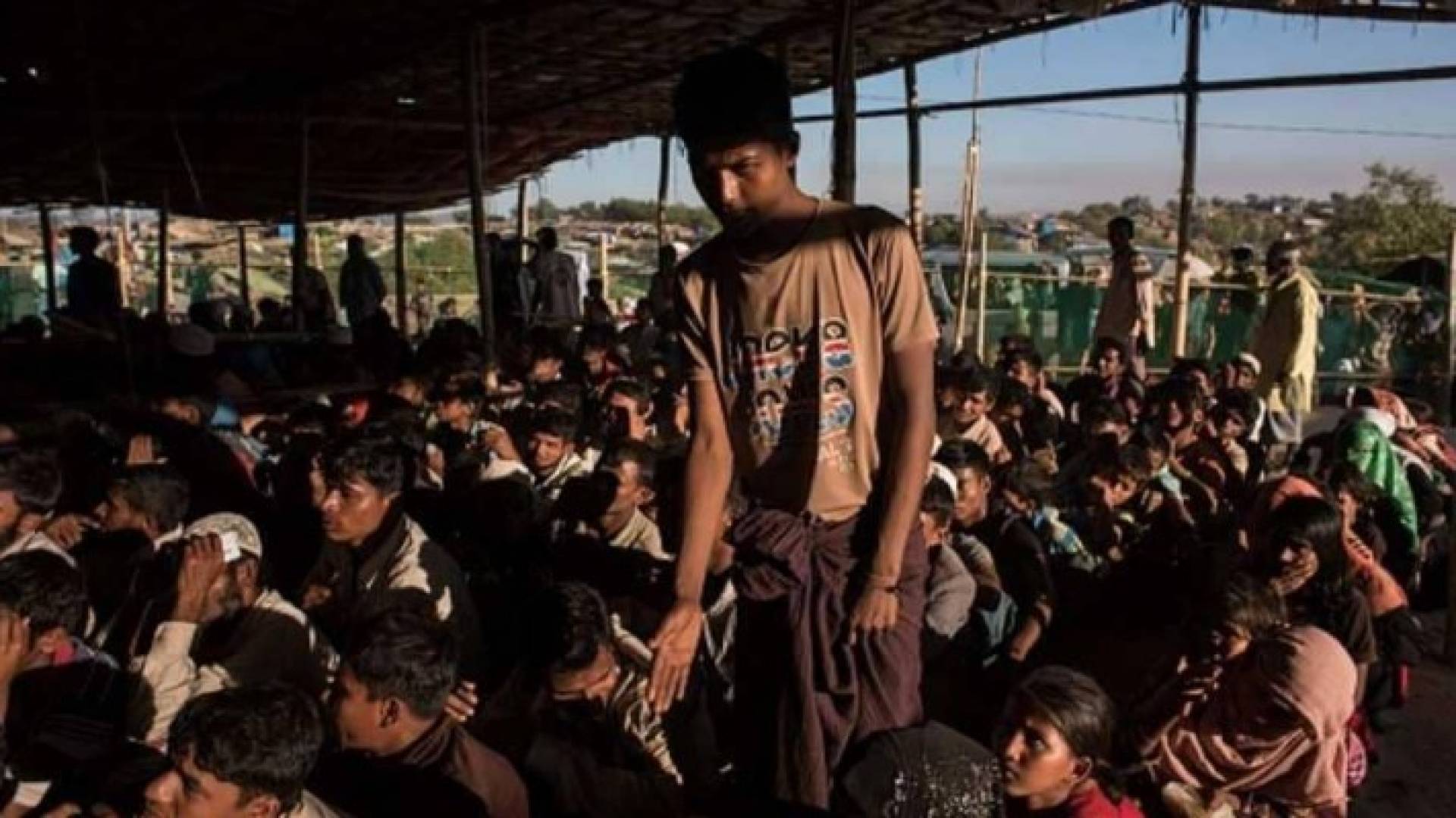  أفراد من الروهينغا في أحد مخيمات اللجوء في بنغلادش 