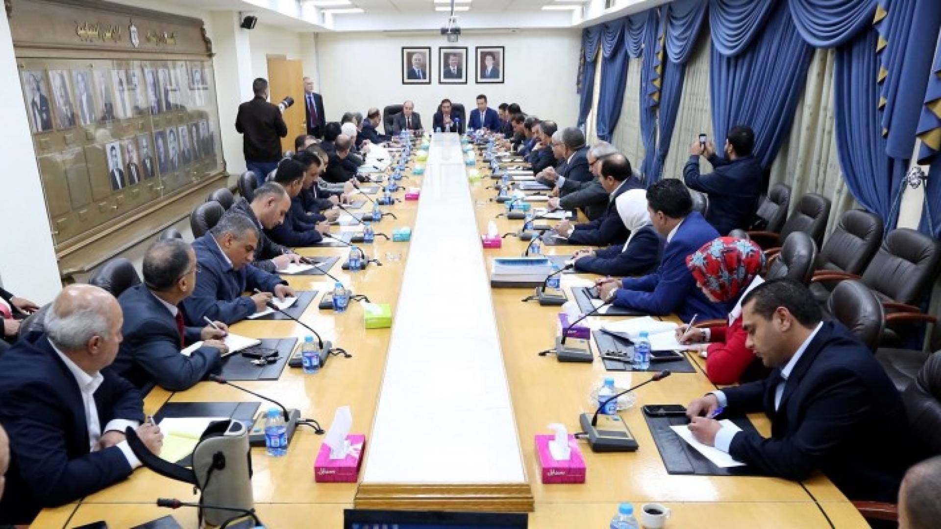 اجتماع اللجنة المالية مع رئيس الحكومة هاني الملقي