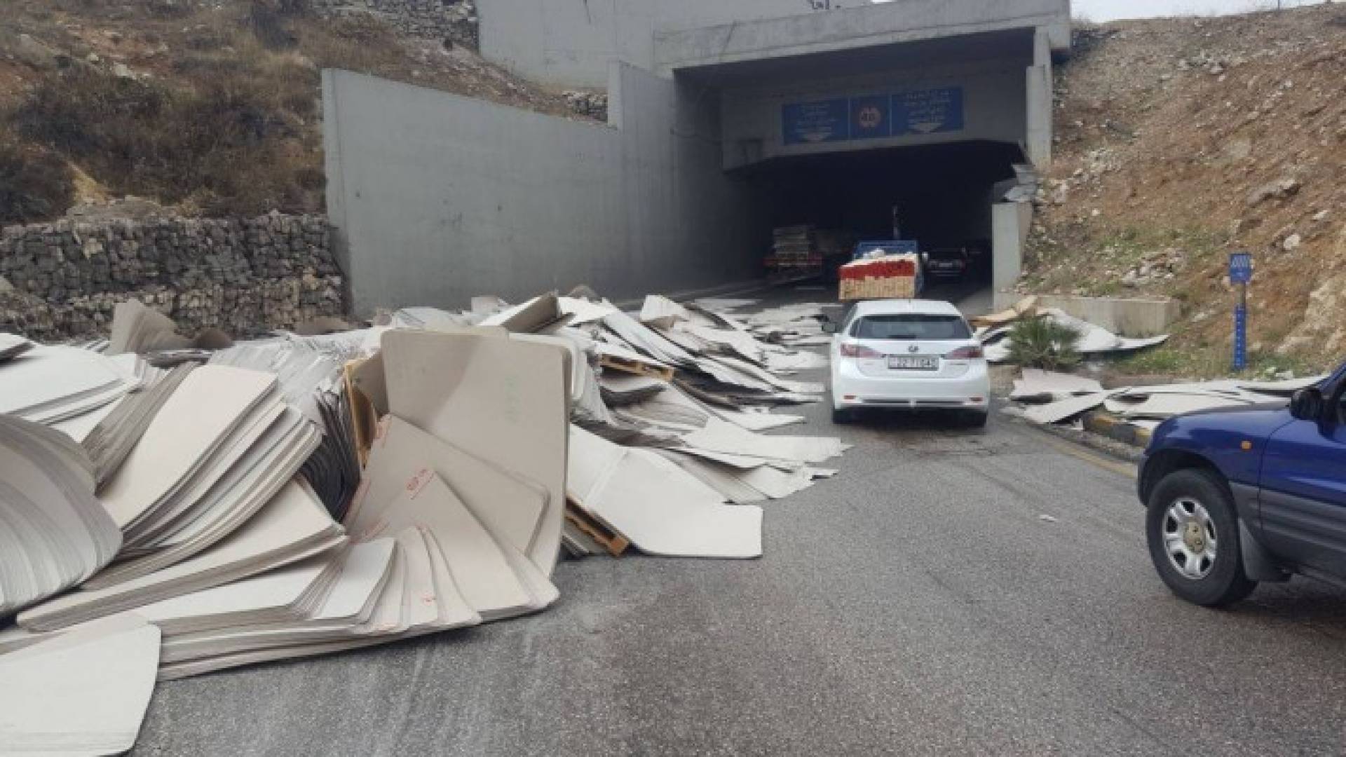 القطع الكرتونية امام نفق الملتقى