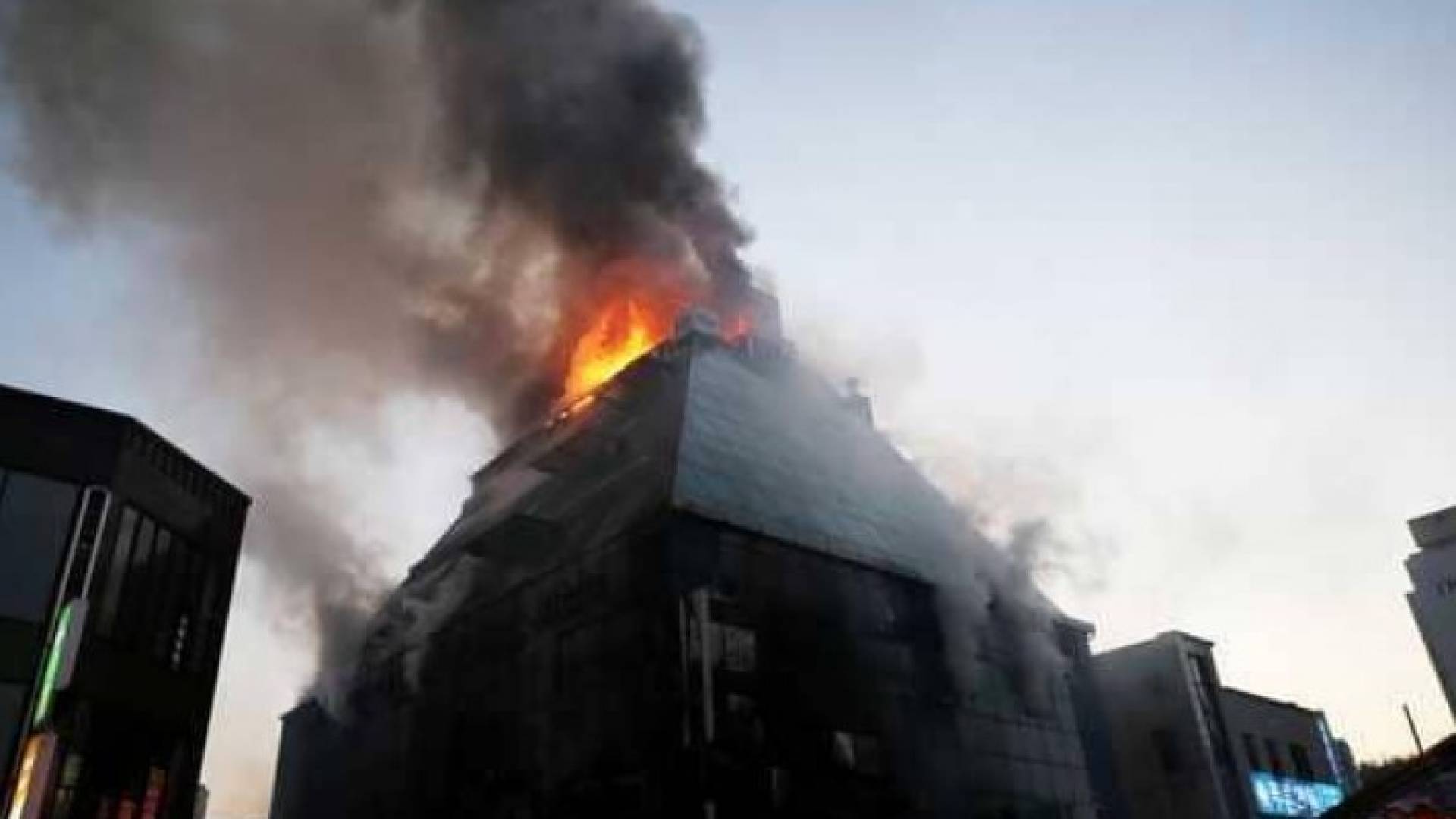 صور اللهب وأعمدة الدخان الكثيفة المنبعثة من المبنى المؤلف من 8 طبقات