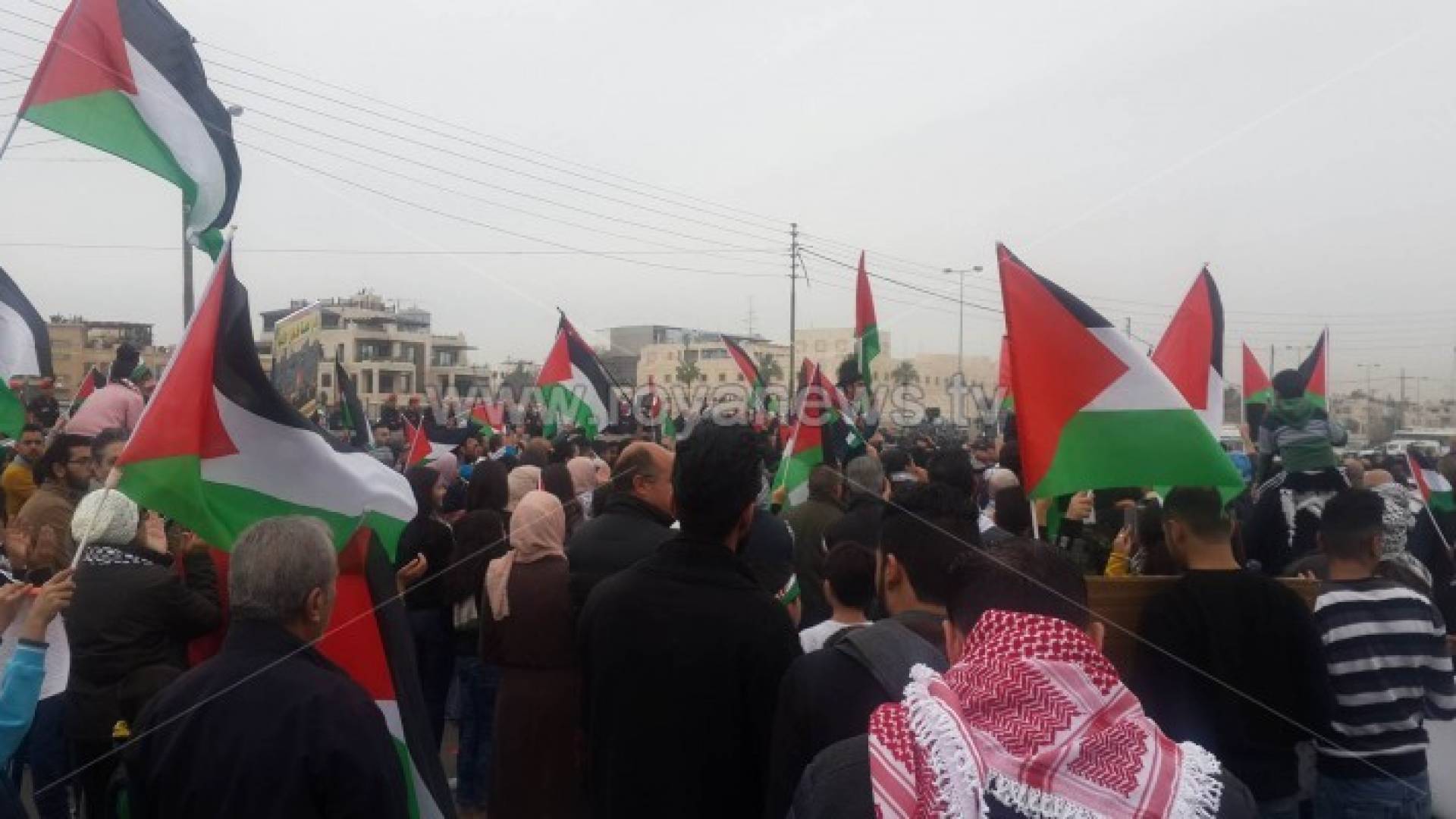 وقفة الأردنيين أمام سفارة واشنطن مستمرة