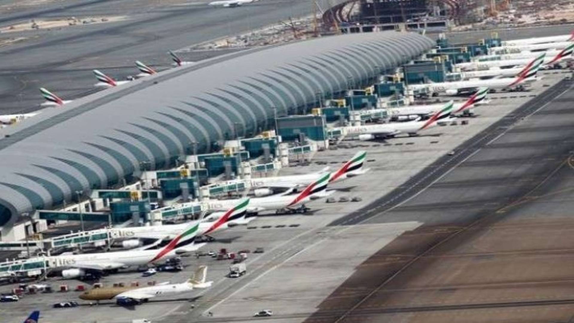 إلغاء وتأجيل عشرات الرحلات في مطارات الإمارات