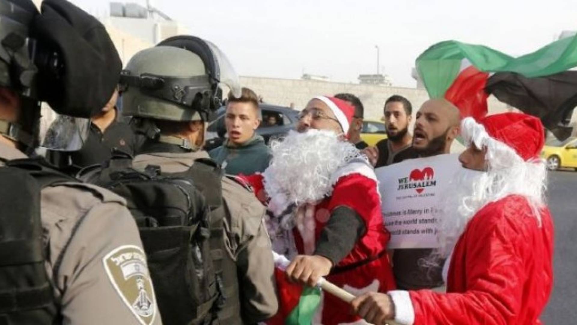 سانتا كلوز" الفلسطيني يناهض قرار ترمب على طريقته