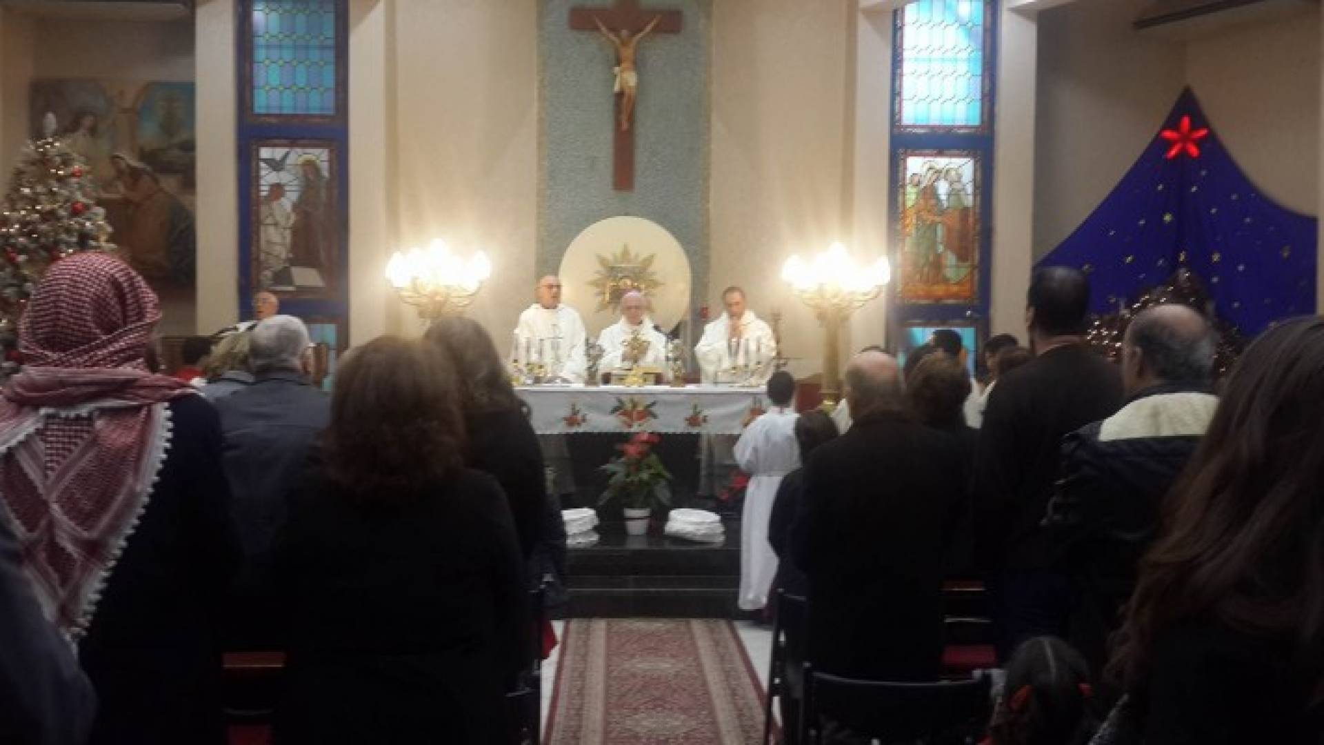 المسيحيون يؤدون قداس عيد الميلاد