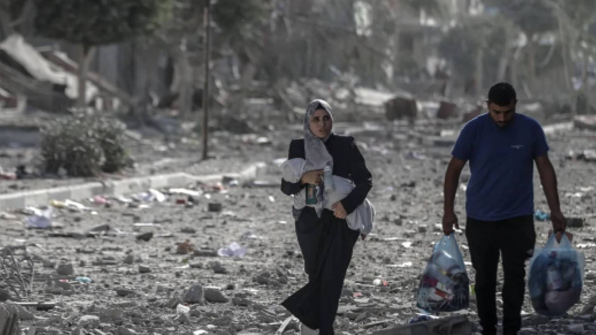 غزيون بين الدمار الذي خلفه عدوان الاحتلال