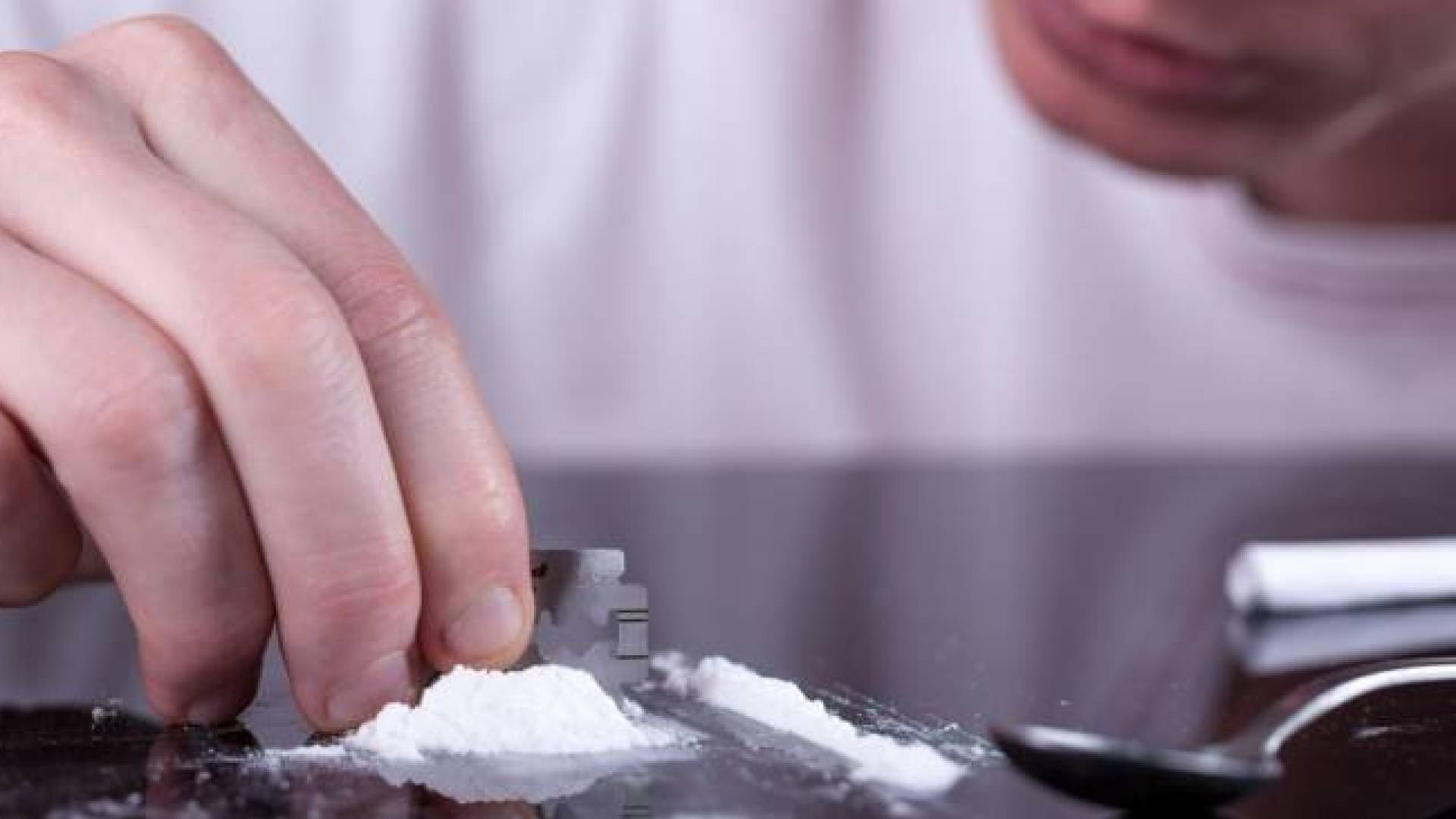 شخص يتعاطى المخدرات - تعبيرية