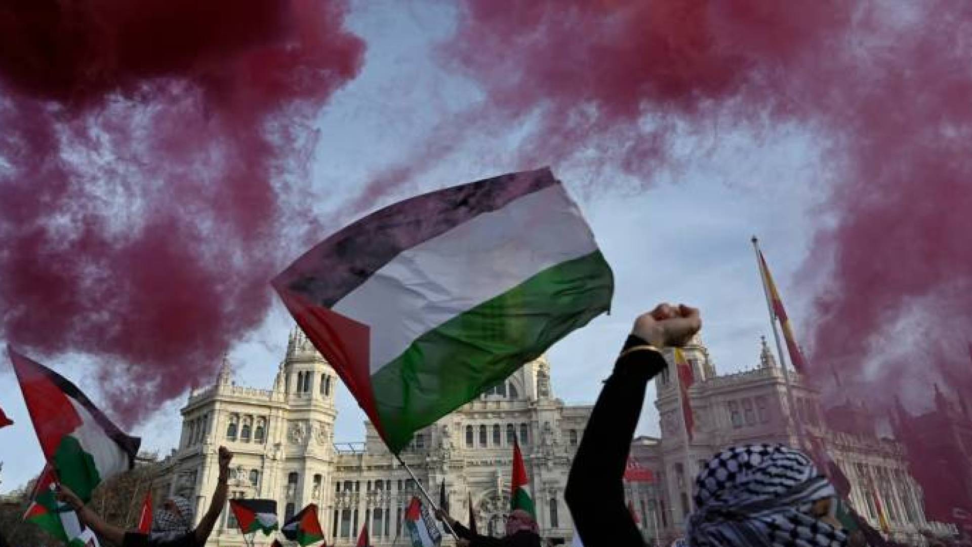 رجل يرفع العلم الفلسطيني