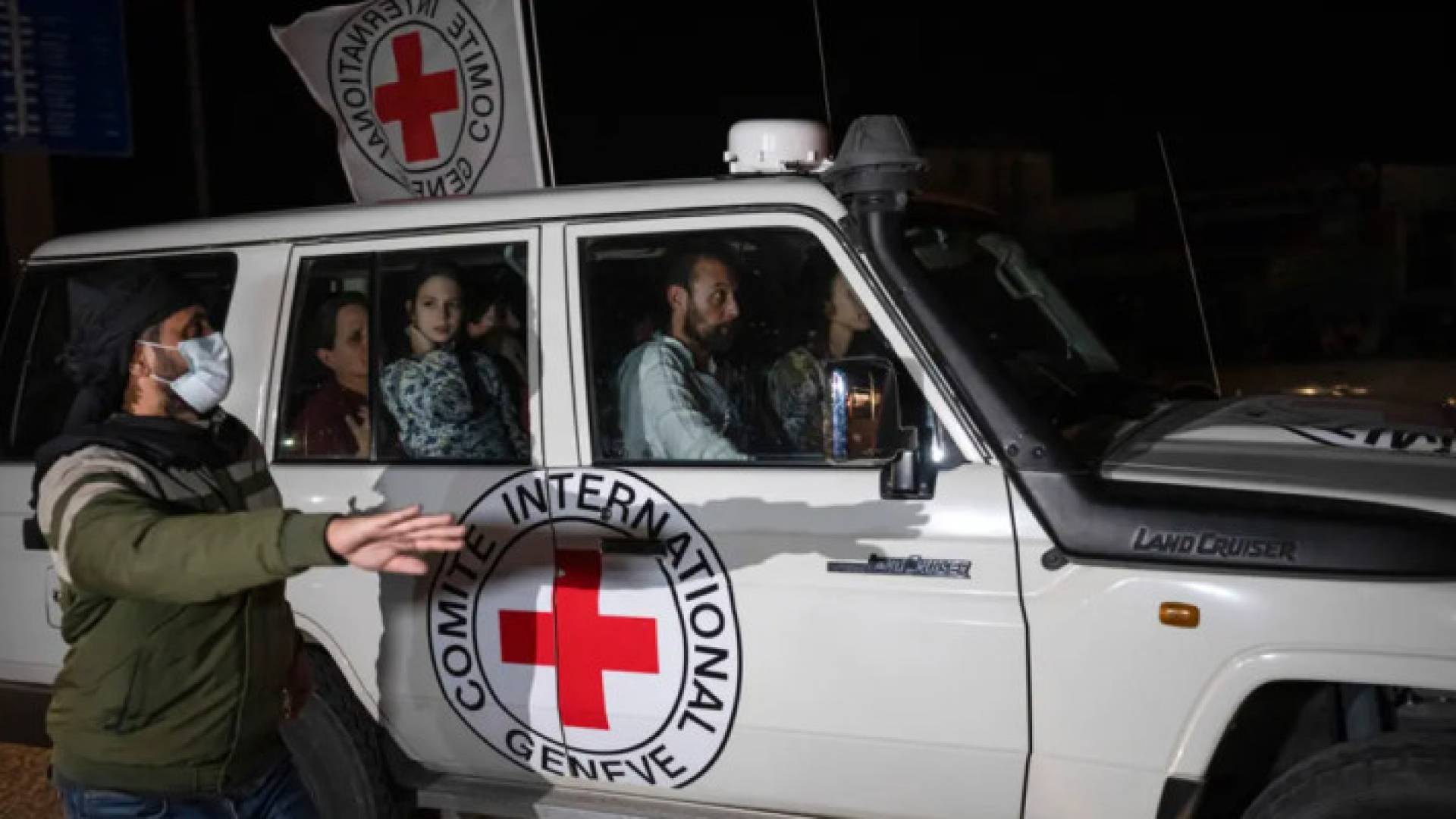 سيارة للصليب الأحمر  تقل أسرى ضمن صفقة التبادل الأولى