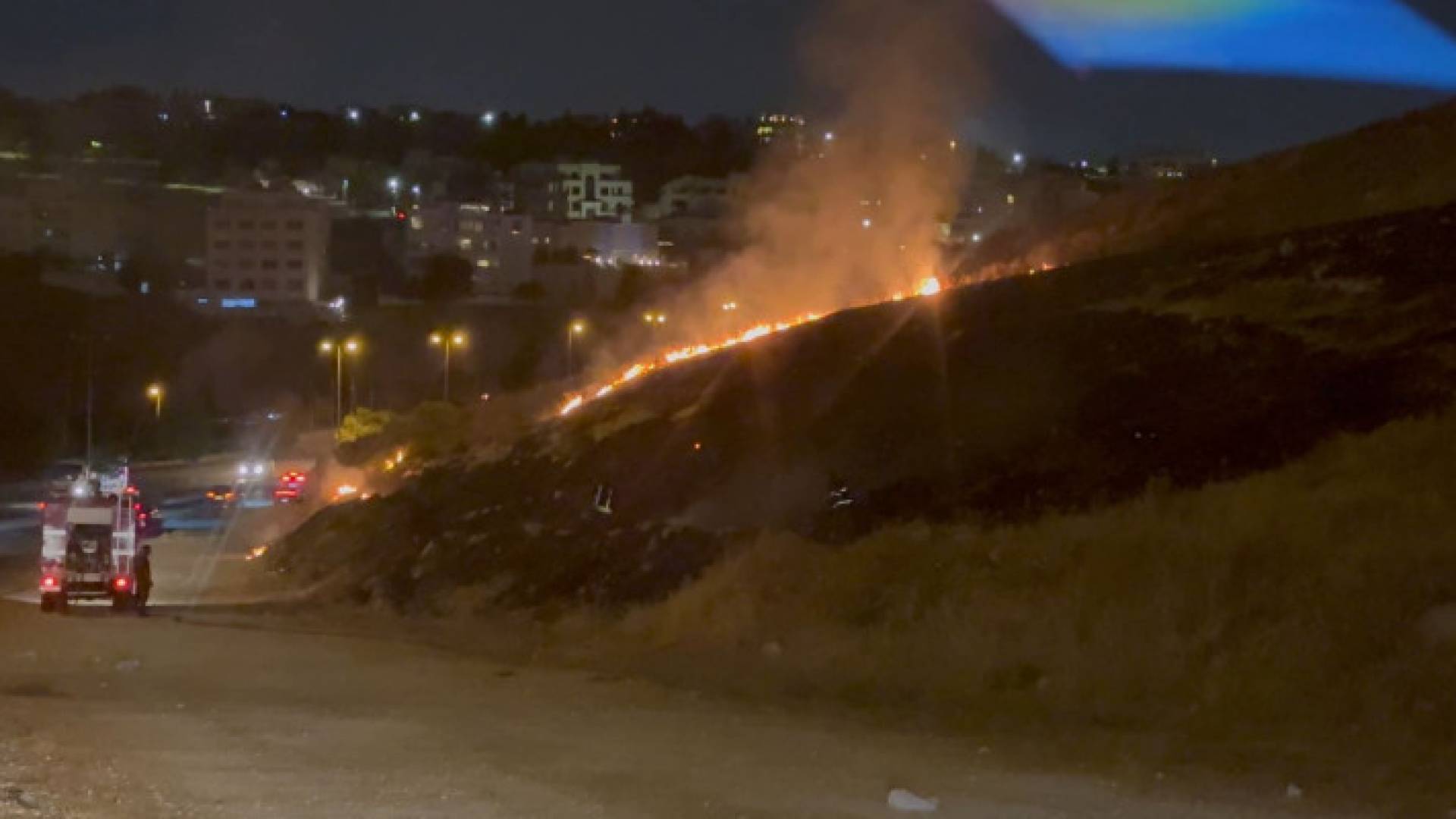 حريق أعشاب جافة في عبدون