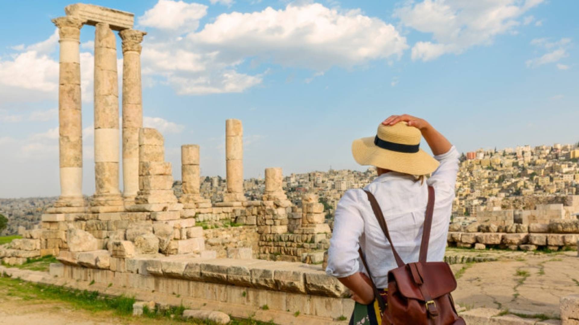 فتاة ترتدي قبعة جبل القلعة بالعاصمة عمان