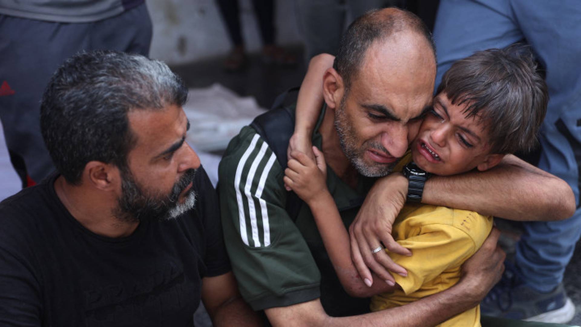 فلسطيني يحتضن طفله بعد قصف الاحتلال أحد أحياء مدينة غزة