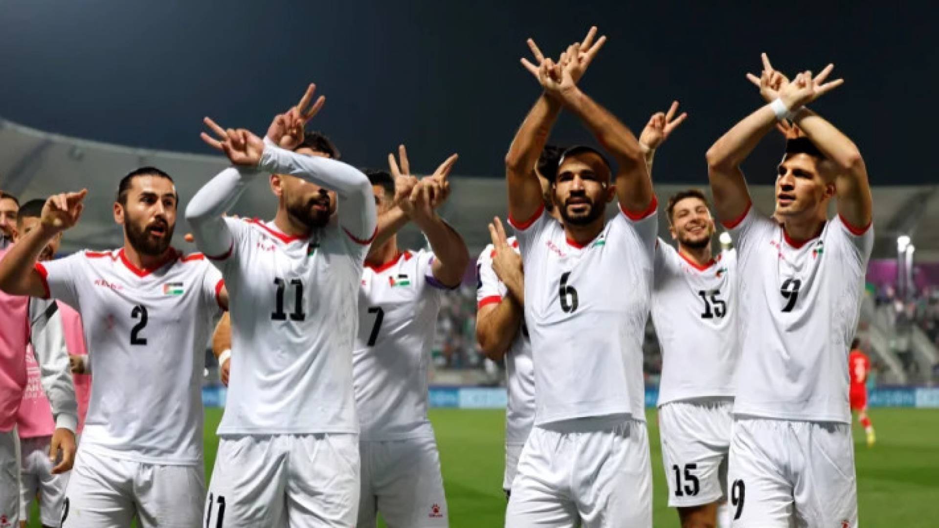 يحتفل لاعبو فلسطين يحتفلون بتسديد هدف