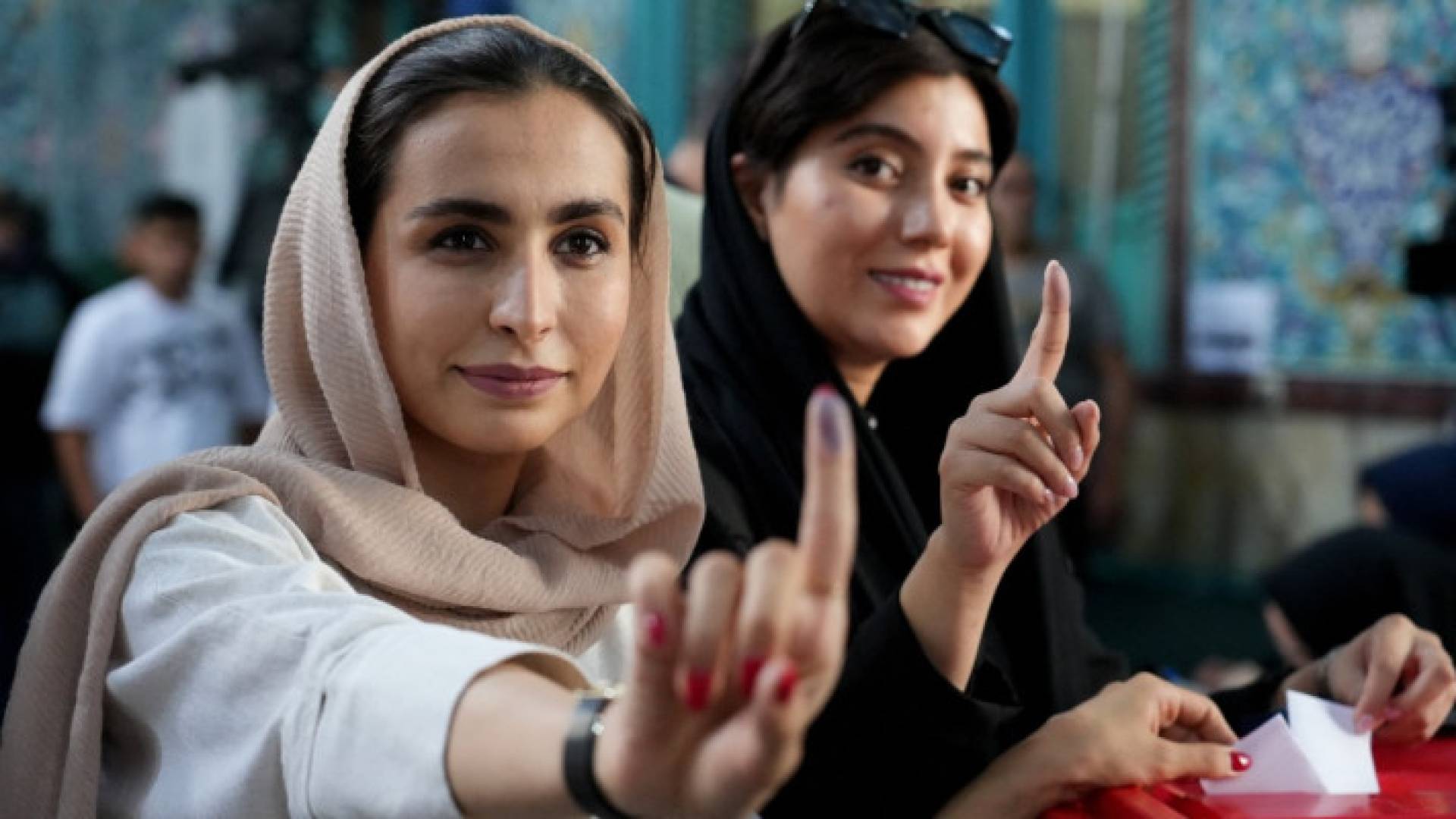 سيدتان إيرانيتان في مركز الاقتراع