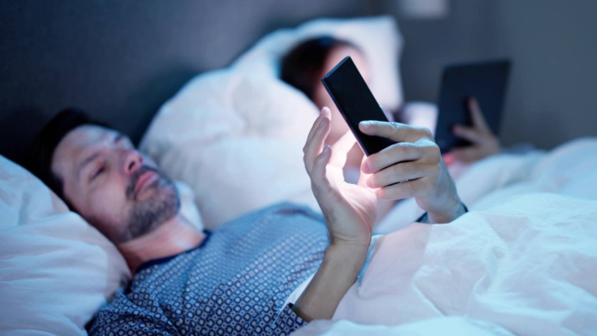 استخدام الهاتف الذكي قبل النوم