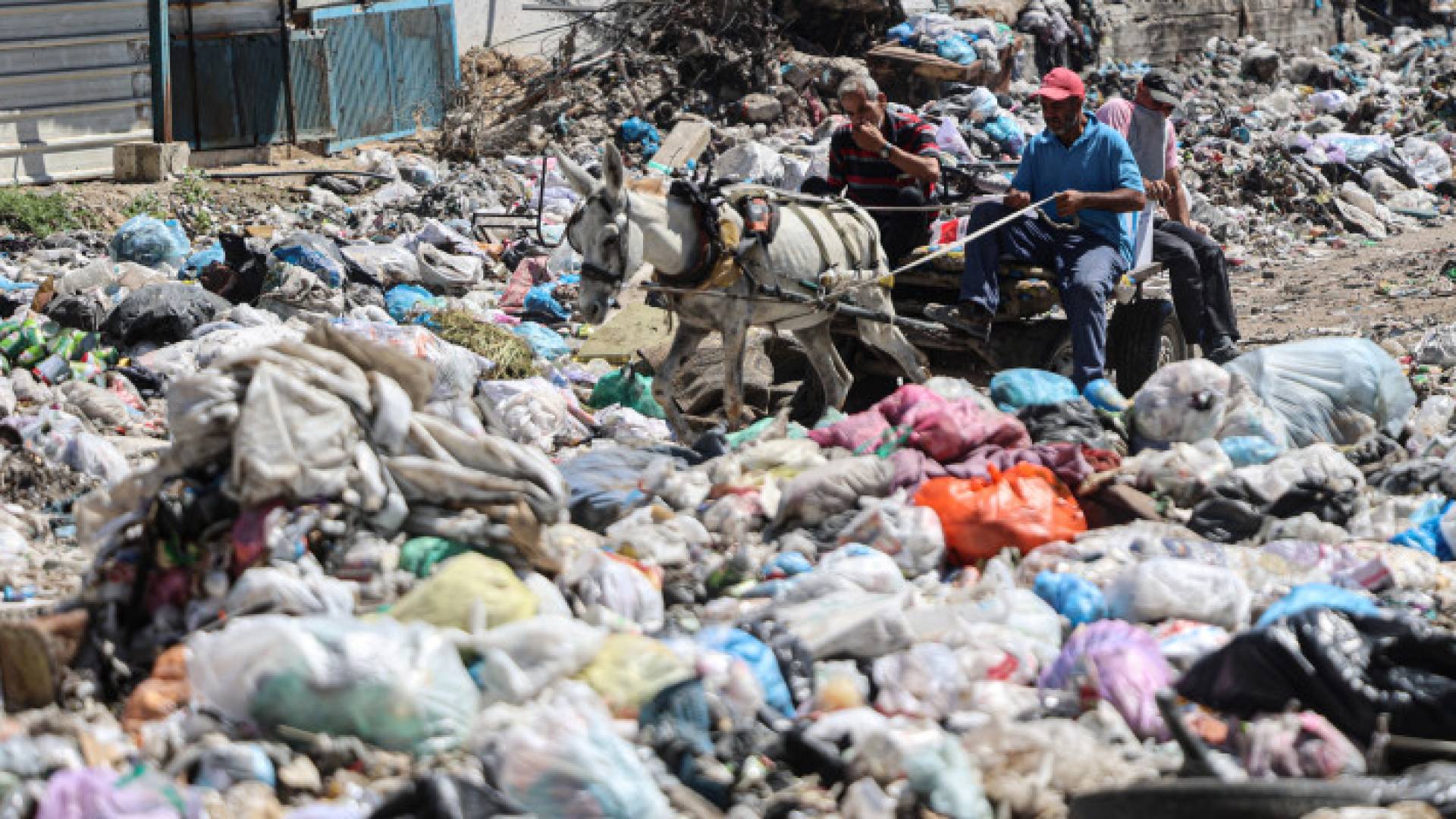 نفايات متكدسة في غزة