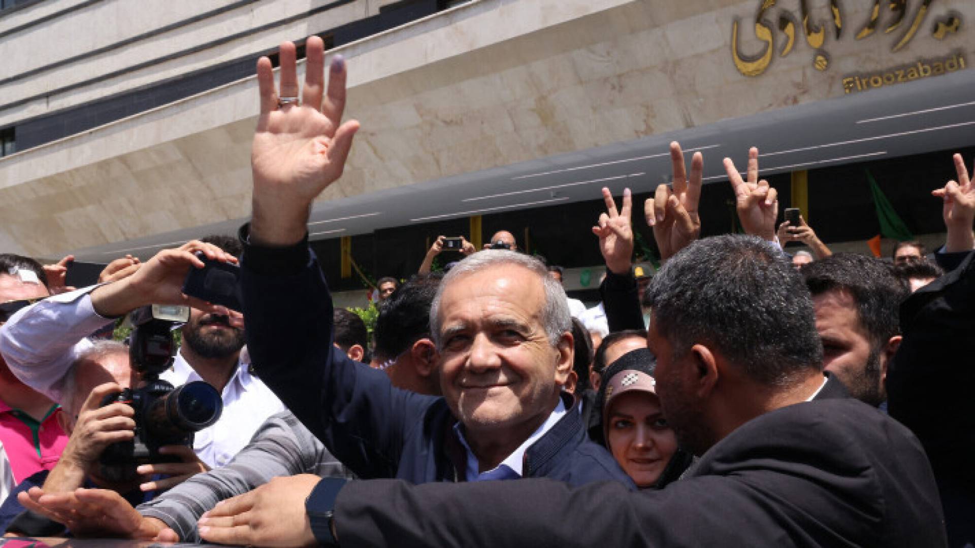 المرشح المعتدل مسعود بزشكيان