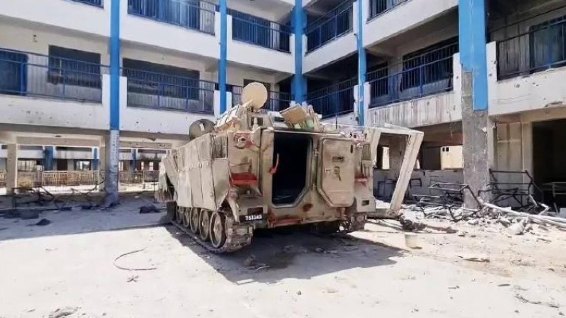 ناقلة الجند التي خلفها جنود الاحتلال في رفح