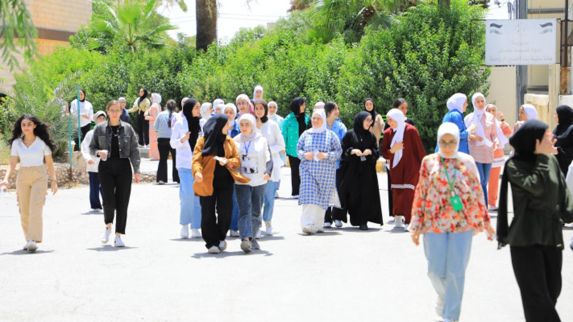طلبة توجيهي بعد انهاء تقديم الامتحان - أرشيفية