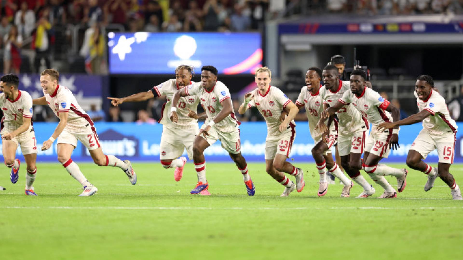 لاعبو منتخب كندا عقب الفوز على فنزويلا