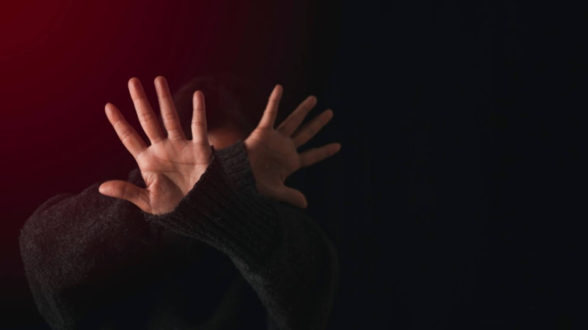 سيدة تحاول الدفاع عن نفسها