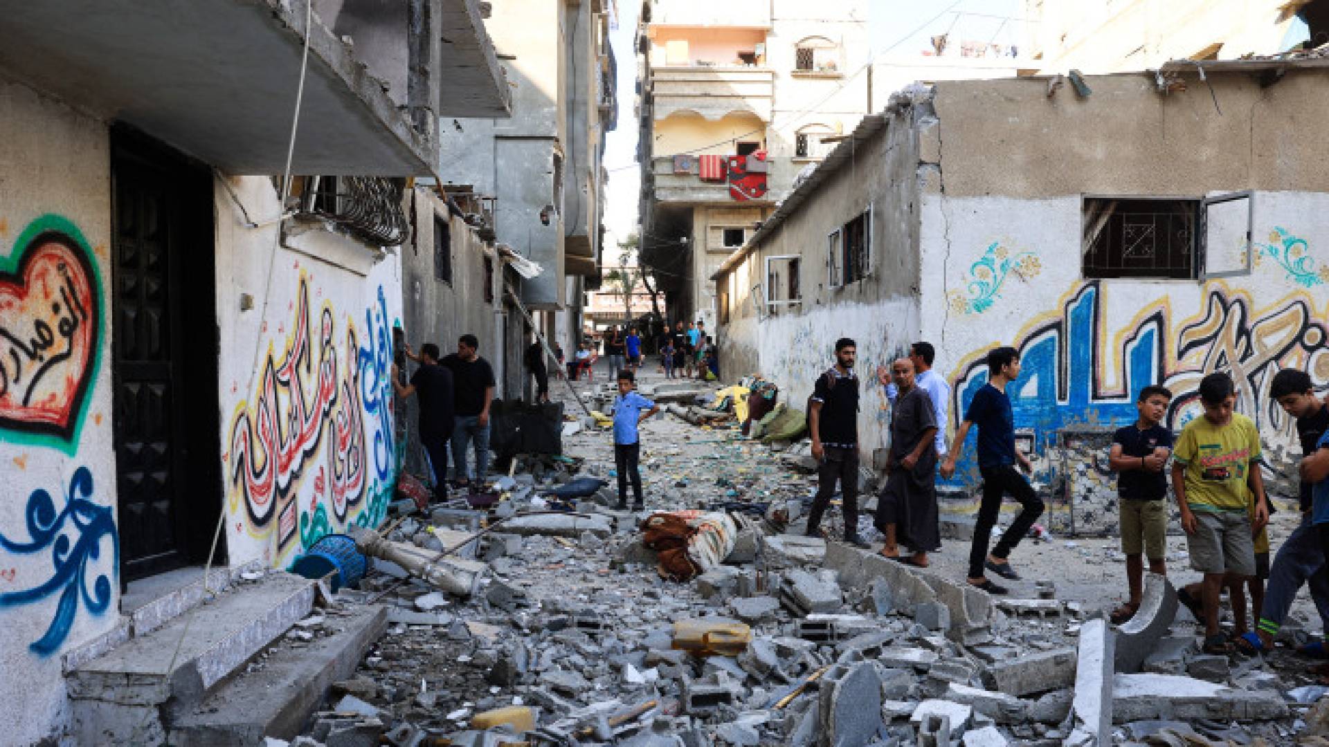 آثار استهداف الاحتلال مخيم النصيرات وسط قطاع غزة