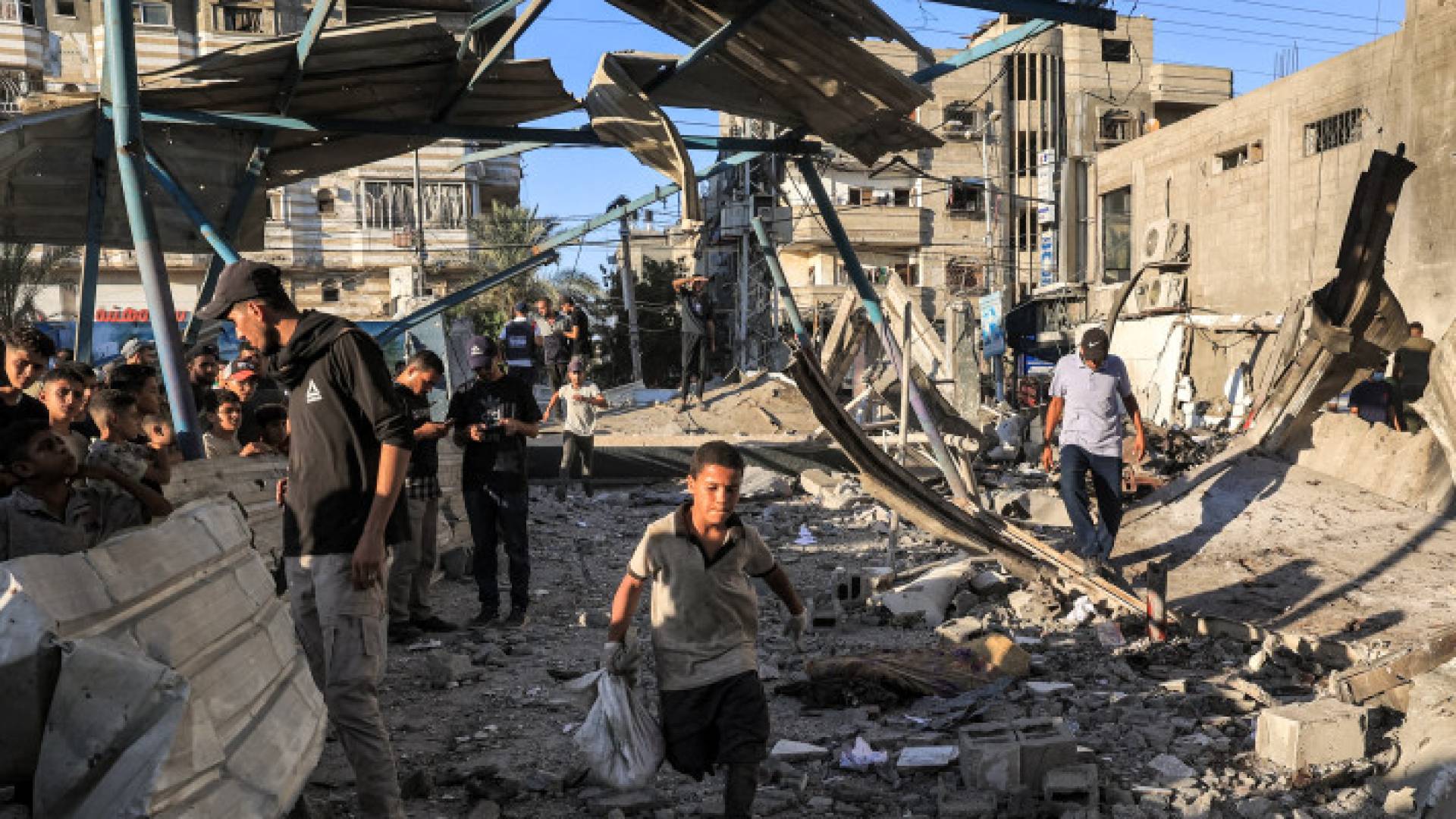 قوات الاحتلال تستهدف مدرسة الجاعوني للنازحين التابعة للأونروا وسط غزة