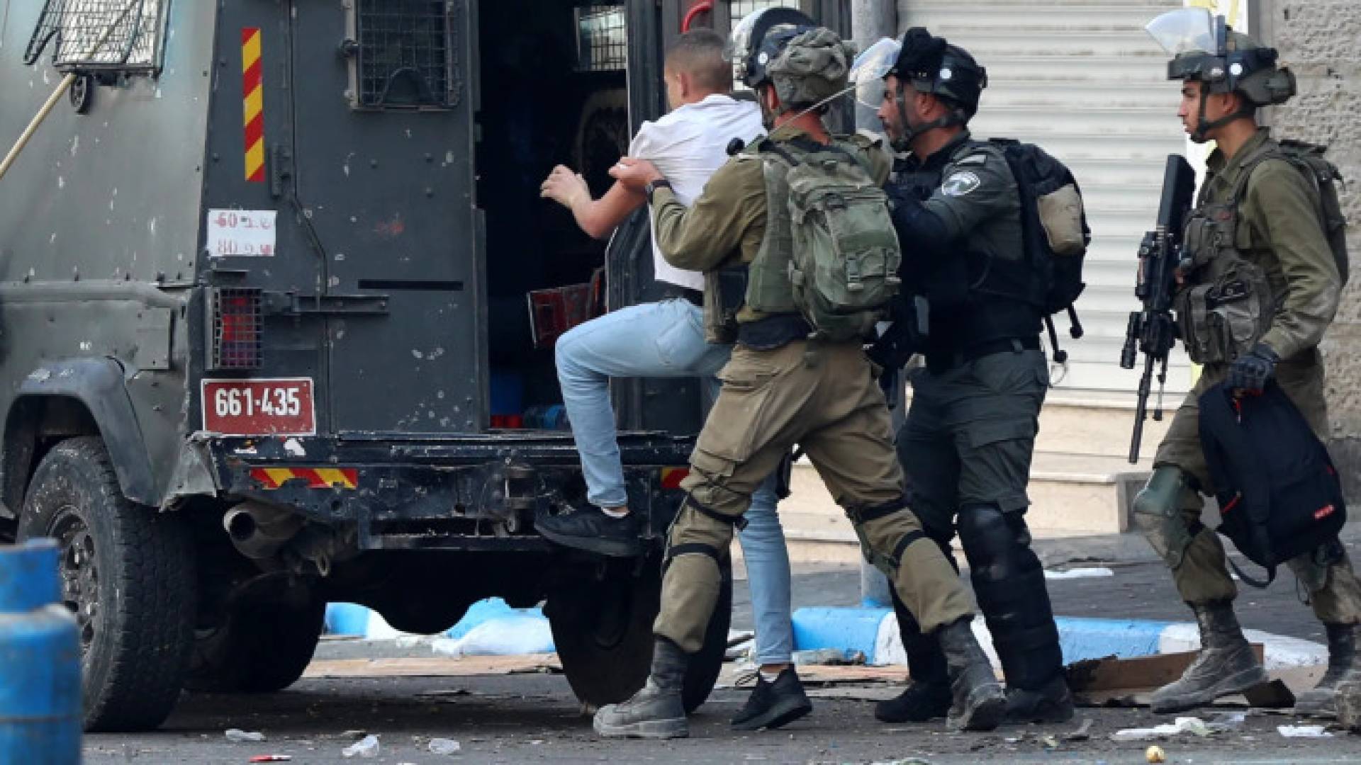 اعتقال فلسطيني في الضفة الغربية