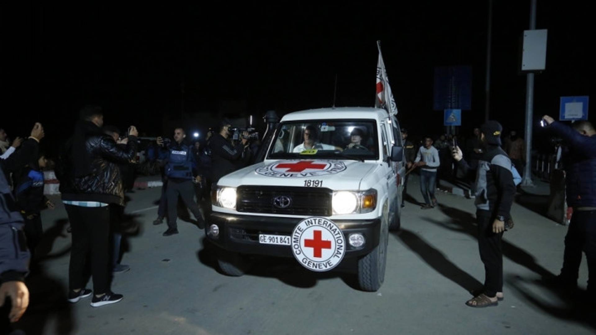 سيارة للصليب الأحمر في غزة خلال صفقة التبادل الأولى