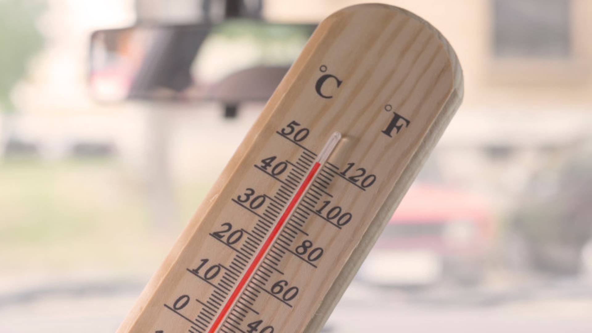 ميزان حرارة يشير إلى ارتفاع درجات الحرارة إلى 50 درجة مئوية