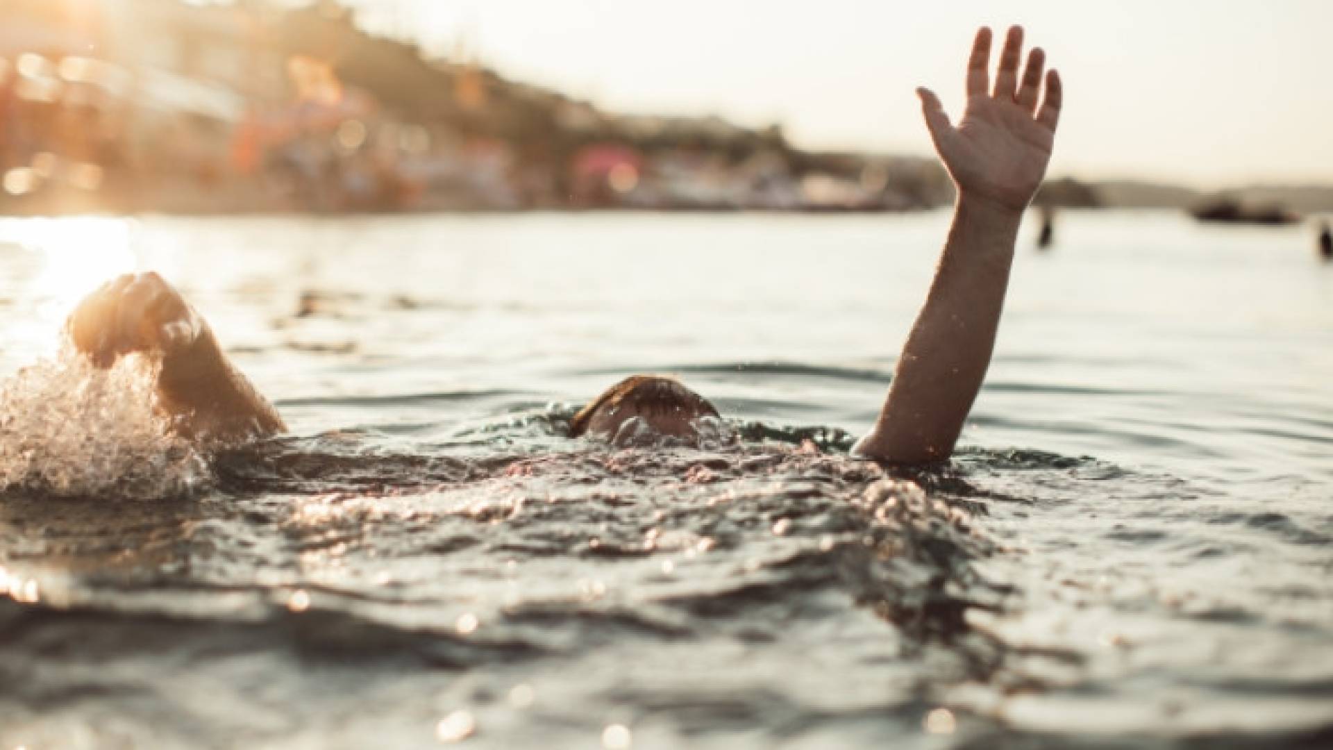 صورة تعبيرية لشخص يغرق