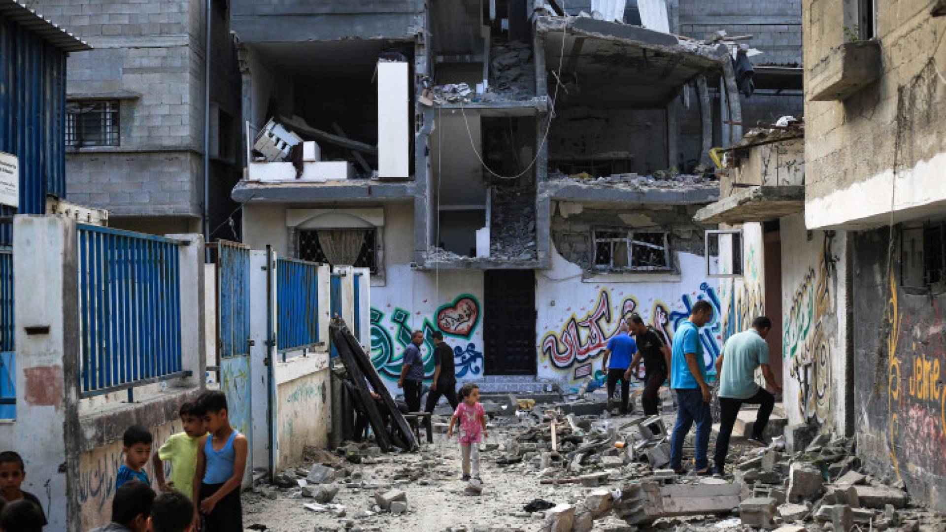 فلسطينيون يقيمون الأضرار في أعقاب غارة للاحتلال على مخيم النصيرات في وسط قطاع غزة